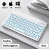 Weißes wiederaufladbares blaues kabelloses Bluetooth-Tastaturlayout auf grauem Untergrund.