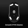 Schwarze Gaming-Maus mit glatten PTFE-Skates vor dunklem Hintergrund.