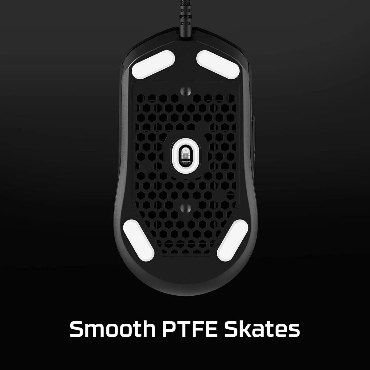 Schwarze Gaming-Maus mit glatten PTFE-Skates vor dunklem Hintergrund.