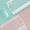 Combinaison clavier et souris Bluetooth blanche sur fond rose avec un ruban