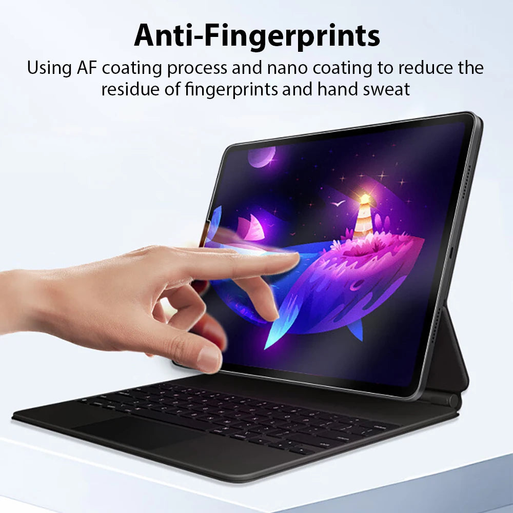 Una mano toca una laptop con pantalla antirhuellas, destacando sus características de recubrimiento protector.