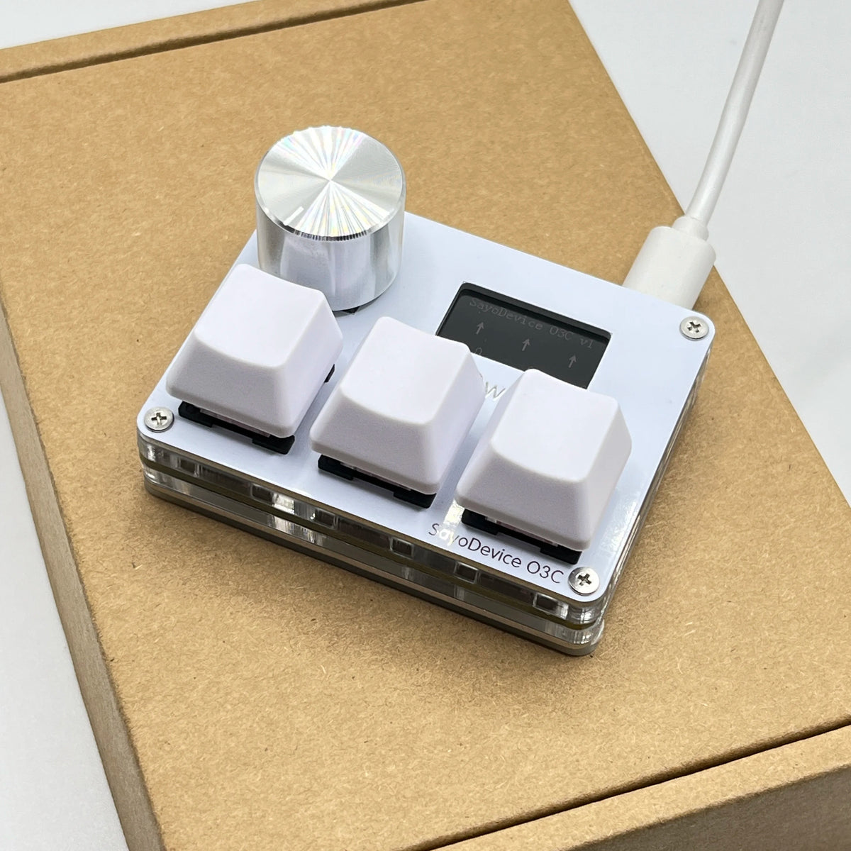 A white magnetic rapid trigger keyboard switch is shown on a cardboard box.