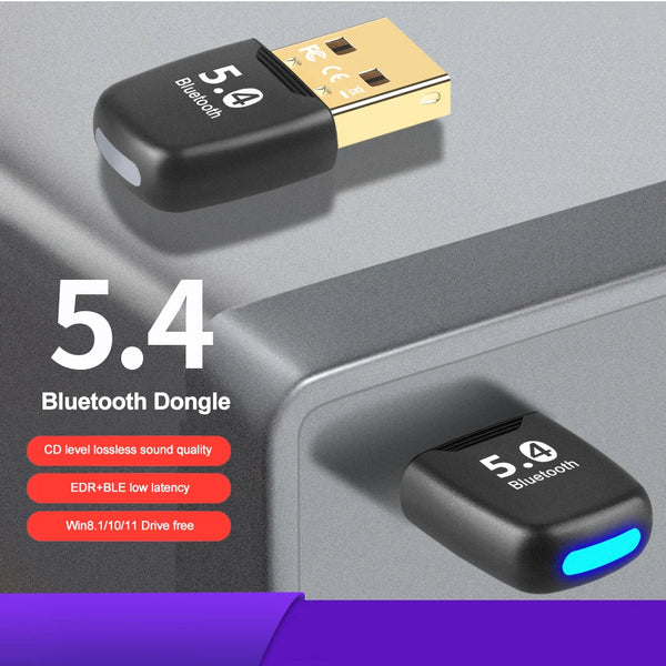 Schwarzer 5,4 Bluetooth-Dongle neben silberner Computer-Buchse, zeigt seine Funktion für Audio und Konnektivität.