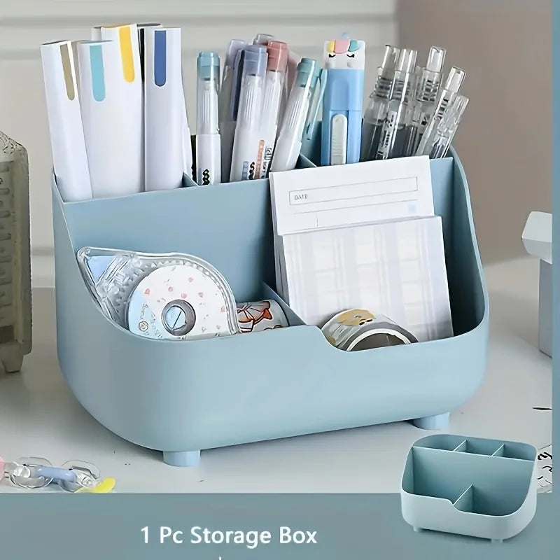 Caja organizadora de escritorio de acrílico azul claro llena de bolígrafos, marcadores y artículos de papelería pequeños.