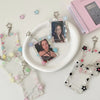 Porte-cartes en acrylique transparent avec charms et pendentif porte-cartes, présentés sur une plaque blanche.