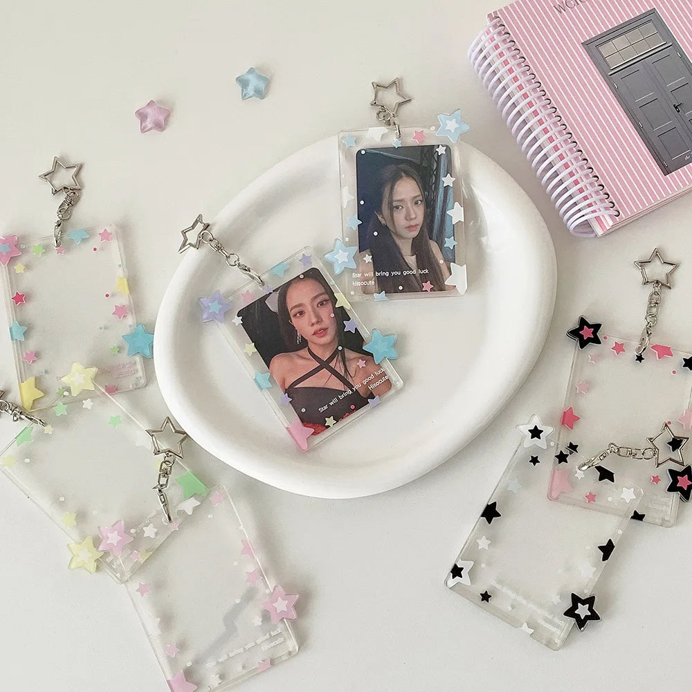 Porte-cartes en acrylique transparent avec charms et pendentif porte-cartes, présentés sur une plaque blanche.