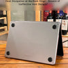 Silberes MacBook Pro Laptop auf Holztafel, veranschaulicht eine korrekte Wärmeableitungs-Konstruktion.