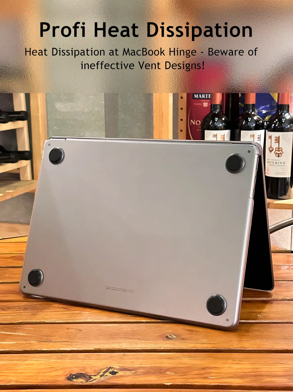 Silberes MacBook Pro Laptop auf Holztafel, veranschaulicht eine korrekte Wärmeableitungs-Konstruktion.