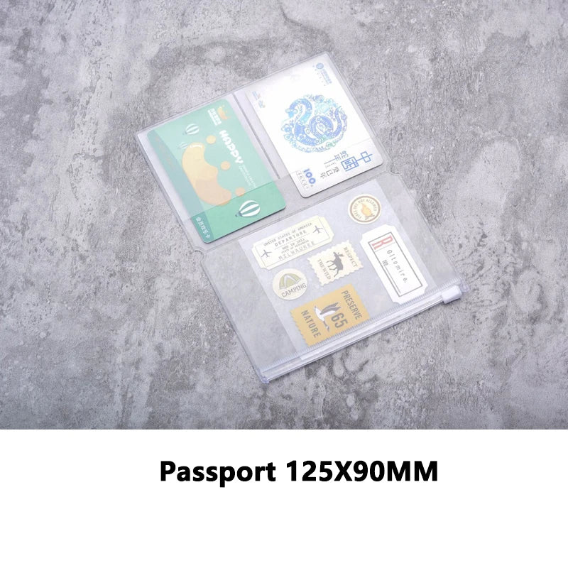 Bolsa de plástico transparente con cremallera que contiene varios documentos y tarjetas de viaje.