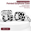 Estuche protector de silicona con estampado de vaca pintado para AirPods Pro, mostrado con un anillo metálico.
