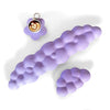 Un set de trois repose-poignets en forme de nuage violet, dont un avec une tasse à café.