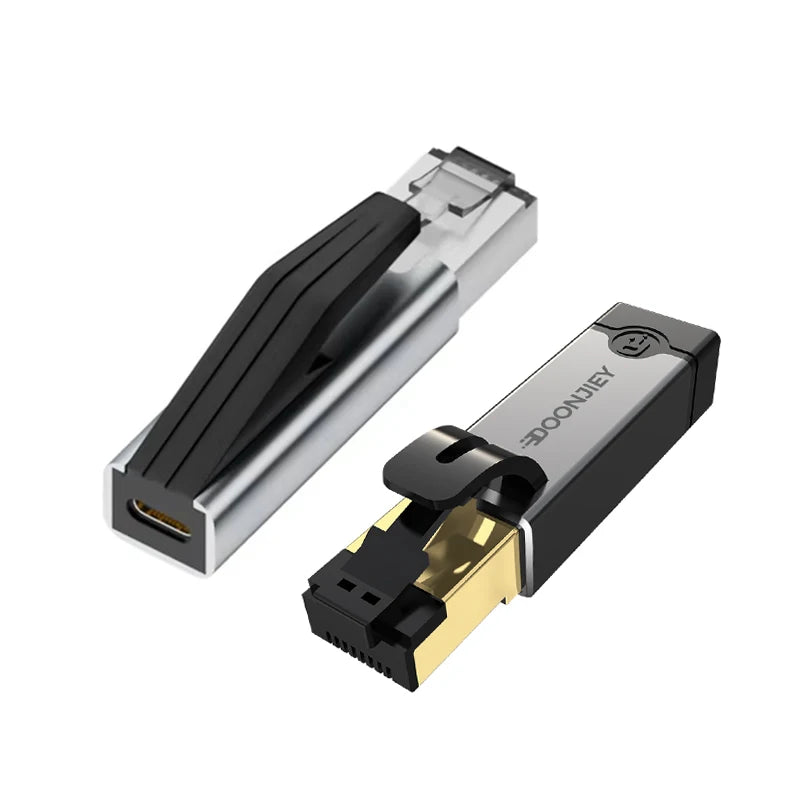 كابل محول USB-C إلى إيثرنت فضي وأسود معروض بشكل قطري على خلفية بيضاء.
