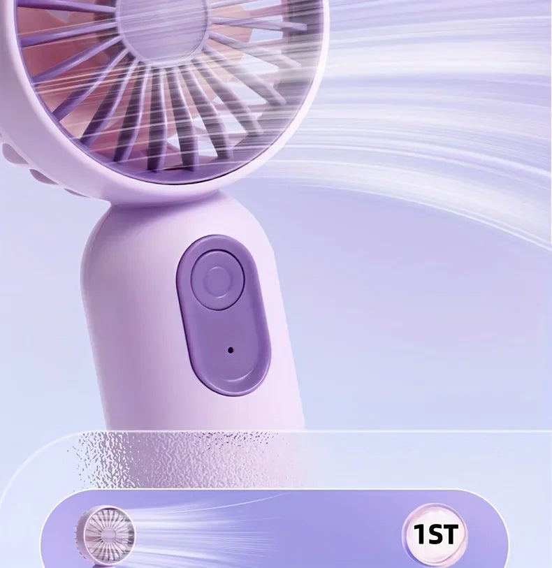 Nahaufnahme eines lila, tragbaren USB-Ladebaren Mini-Ventilators mit rotierbarem Gitter und Stromanzeige.
