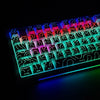 Primer plano de un teclado mecánico con teclas con degradado brillante y luces RGB coloridas.