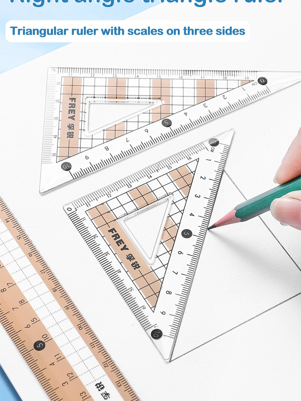 Una regla triangular con escalas en tres lados junto a una regla de metal y un lápiz.