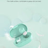 Estuche inalámbrico de auriculares Bluetooth color menta claro con un auricular blanco sobre una superficie de mármol blanco 