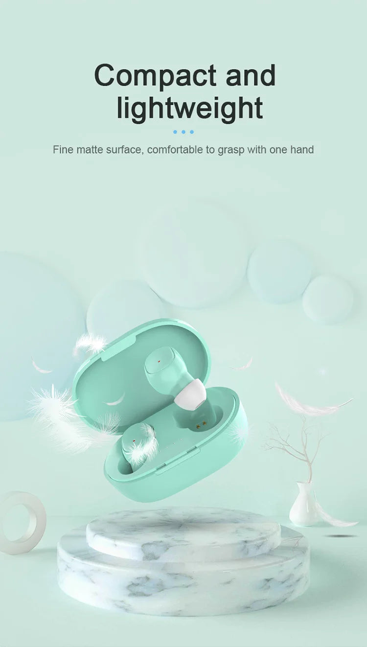 Estuche inalámbrico de auriculares Bluetooth color menta claro con un auricular blanco sobre una superficie de mármol blanco 