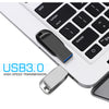 Nahaufnahme eines weißen Laptops mit einem schwarzen USB 3.0-Flashlaufwerk, das in den Anschluss gesteckt, wobei die Hochgesc