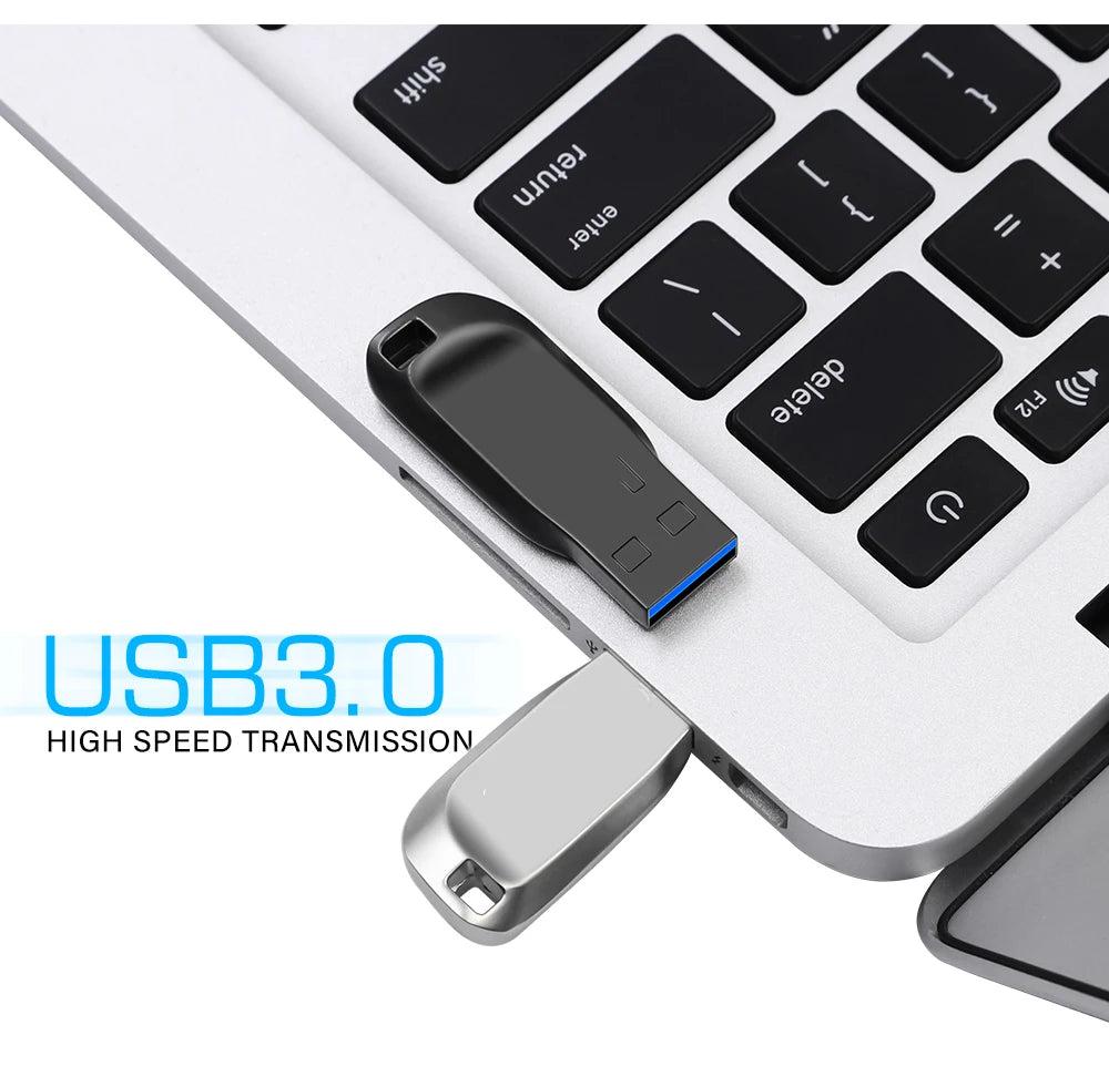 Nahaufnahme eines weißen Laptops mit einem schwarzen USB 3.0-Flashlaufwerk, das in den Anschluss gesteckt, wobei die Hochgesc