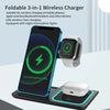 Un cargador inalámbrico plegable 3 en 1 carga un iPhone, un Apple Watch y auriculares en una base negra.