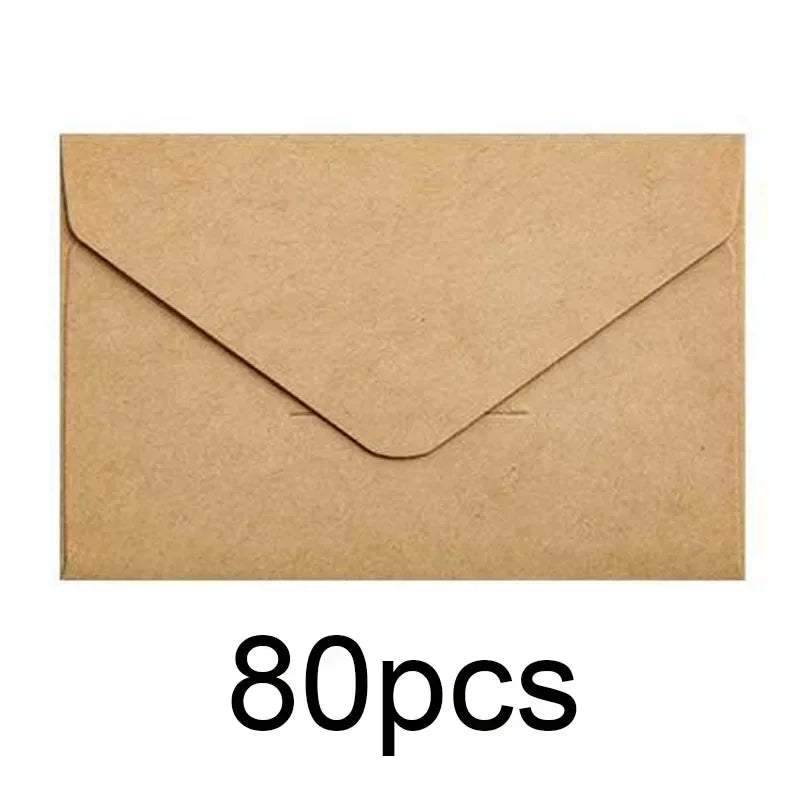 Sobre rectangular de papel kraft con solapa puntiaguda, usado para invitaciones de boda.