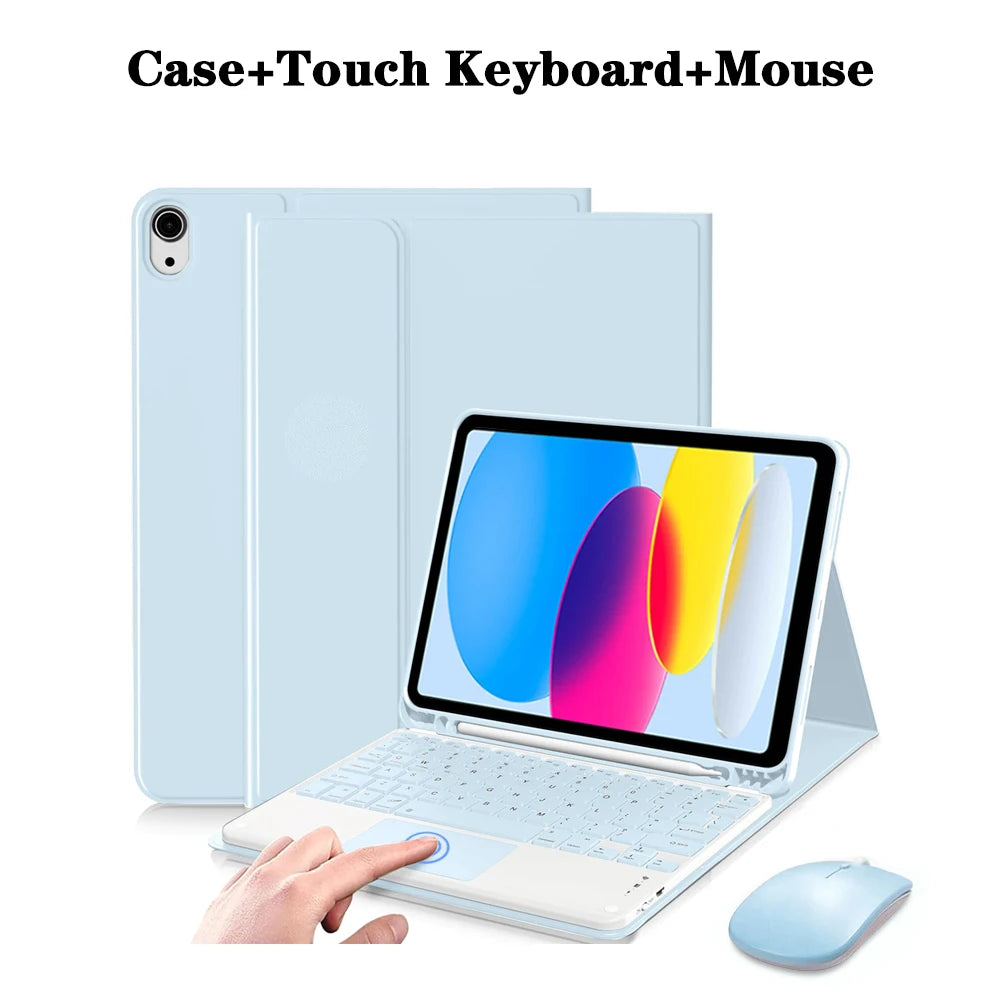 Una funda de tableta azul claro con teclado y mouse Bluetooth desmontables, mostrada junto a un iPad.