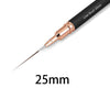 Vista cercana de un pincel liner para uñas negro de precisión con ferrula dorada y punta de 25 mm.