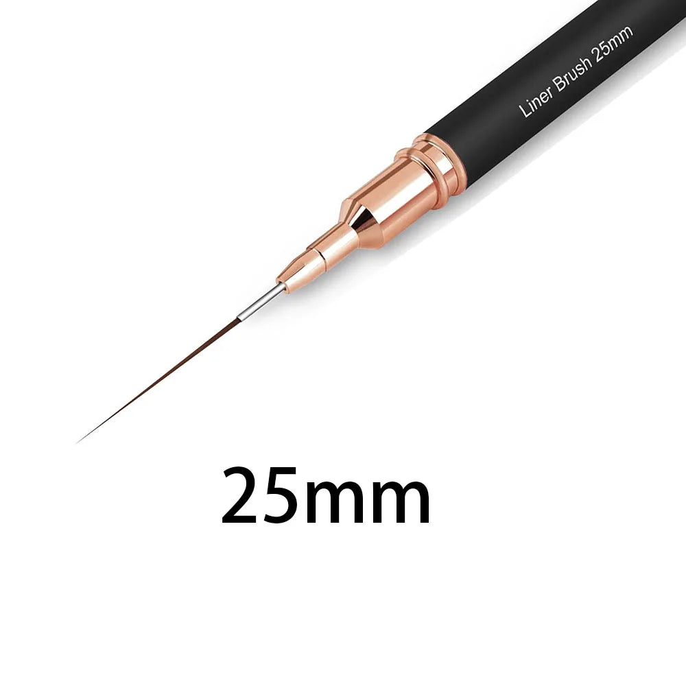 Vista cercana de un pincel liner para uñas negro de precisión con ferrula dorada y punta de 25 mm.