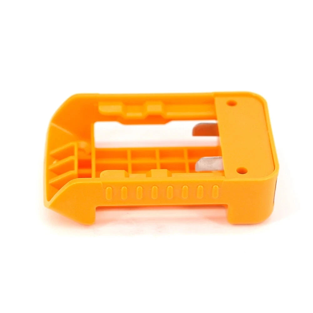 Orangefarbener universeller Akkupackadapter mit Kunststoffgehäuse und Steckplatz für eine Batterie.