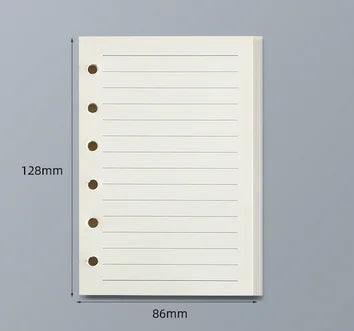 Reposición de cuaderno blanco de hojas sueltas con líneas rayadas y agujeros perforados, mostrado contra un fondo gris.