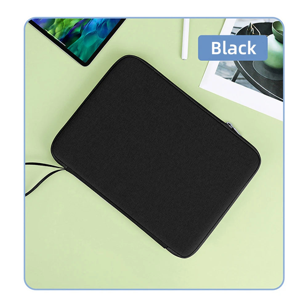 Schwarzer Universal-Tablett-Haltcase liegt auf einer hellgrünen Oberfläche.