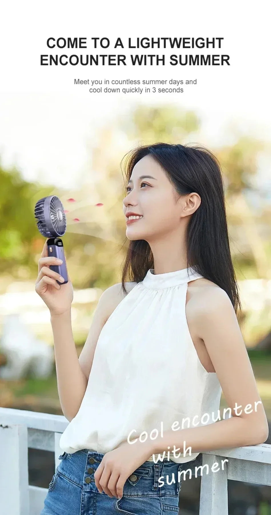 Una mujer sostiene un mini ventilador portátil y sonríe al aire libre en un entorno brillante y natural.