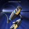 Schwarzes Cat8 Ethernet-Patchkabel mit goldfarbener Buchse vor blauem Hintergrund.