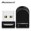 Schwarzer USB-Stick mit silbernem Anschluss neben seiner Verpackung