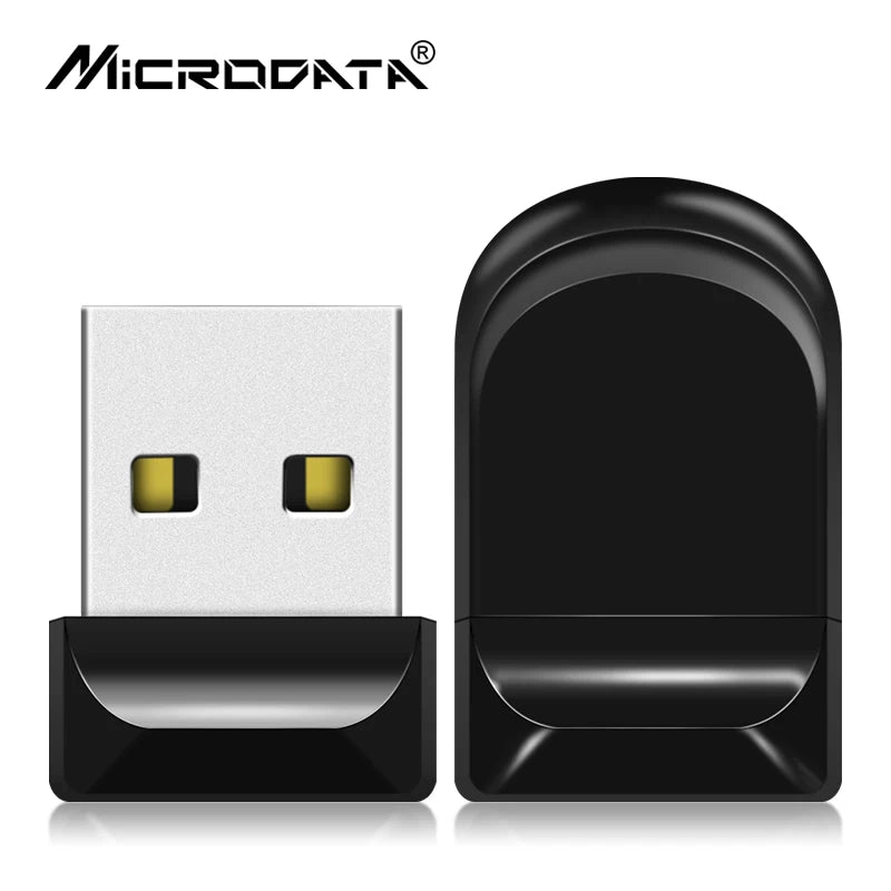 Schwarzer USB-Stick mit silbernem Anschluss neben seiner Verpackung