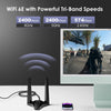Ein Wi-Fi 6E Adapter mit Kabel, der Tri-Band-Geschwindigkeiten und Konnektivität demonstriert.