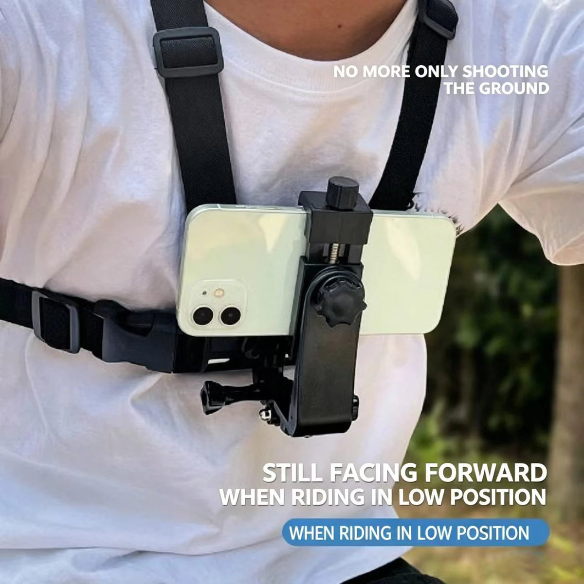 Eine schwarze feste Halterung ist an einem weißen T-Shirt befestigt und hält ein hellgrünes Smartphone für Aufnahmen in niedr