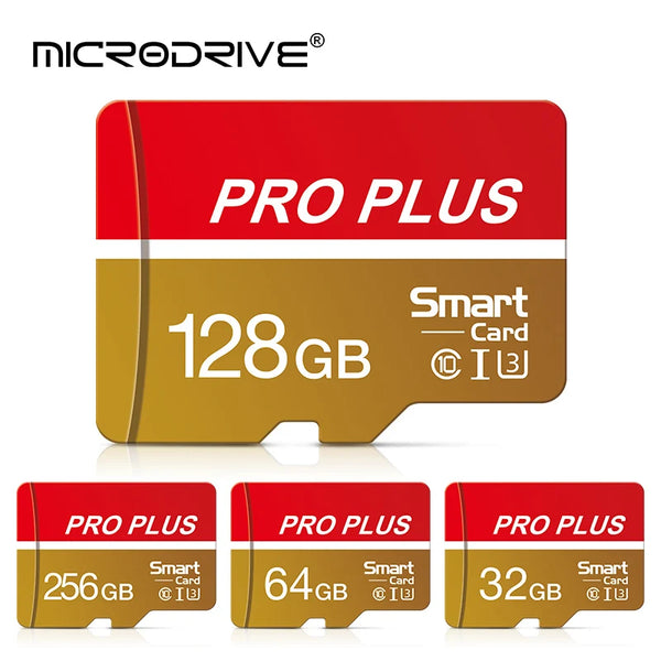 Trois cartes mémoire Microdrive Pro Plus (128GB, 256GB et 64GB) dans des emballages rouges et dorés.