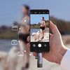 Una mano sostiene un smartphone que muestra una imagen, con líneas que indican la transferencia de datos desde un lector de t