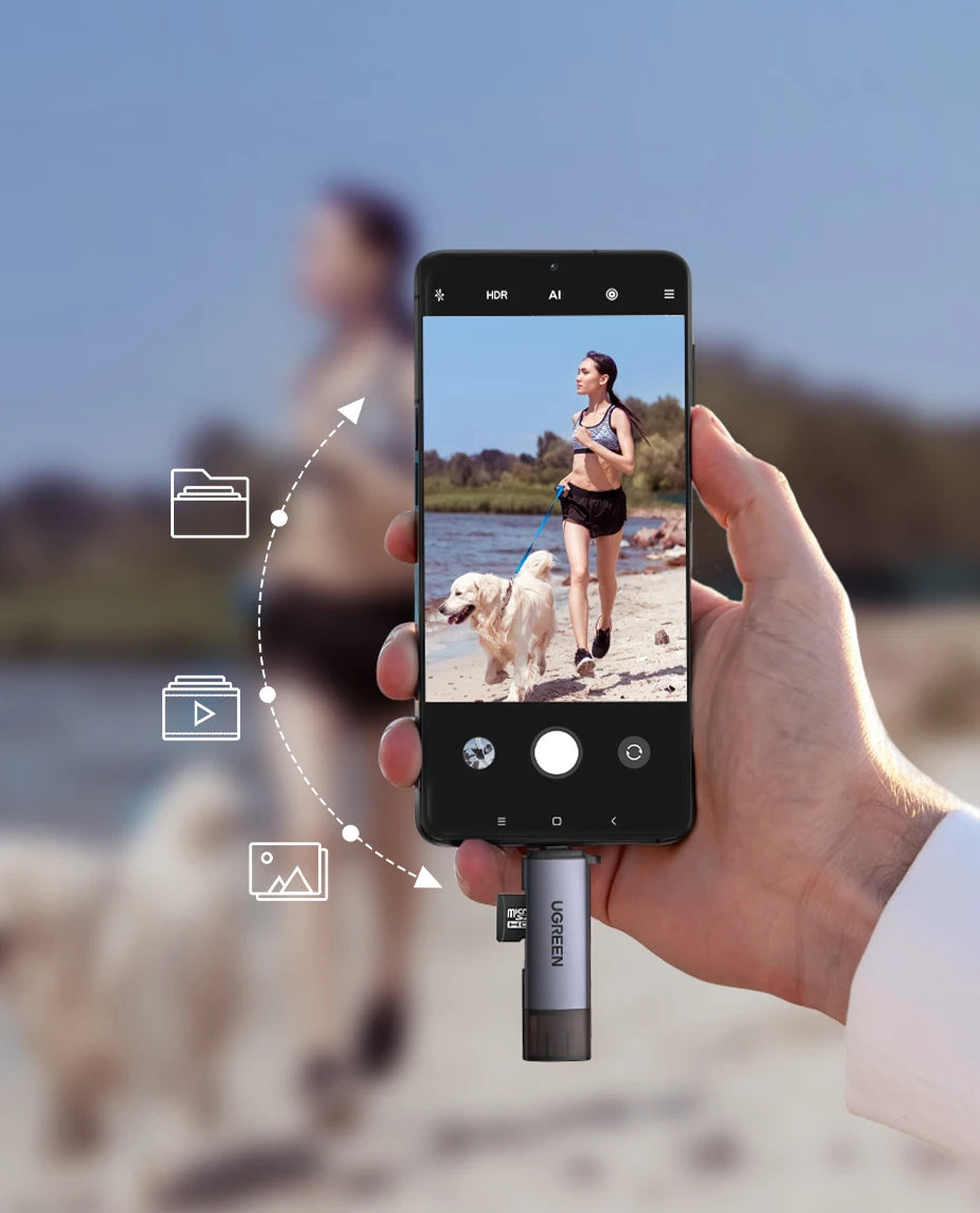Una mano sostiene un smartphone que muestra una imagen, con líneas que indican la transferencia de datos desde un lector de t