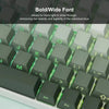 Primer plano de un teclado mostrando teclas con fuente ancha y negrita con retroiluminación RGB verde