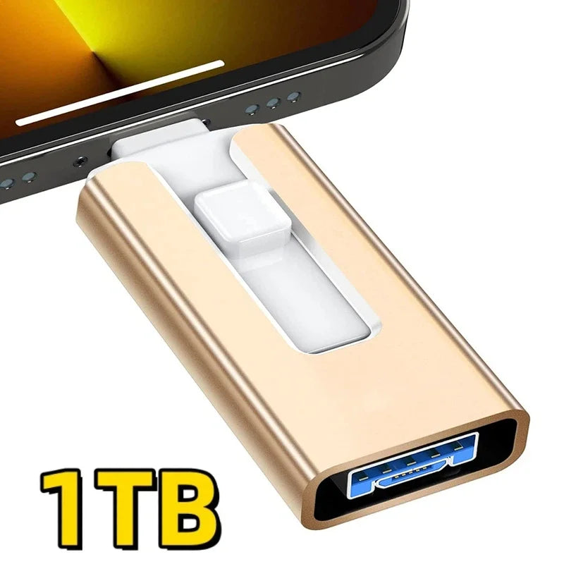 Adaptateur clé USB couleur or avec connecteur blanc à côté d'un smartphone.