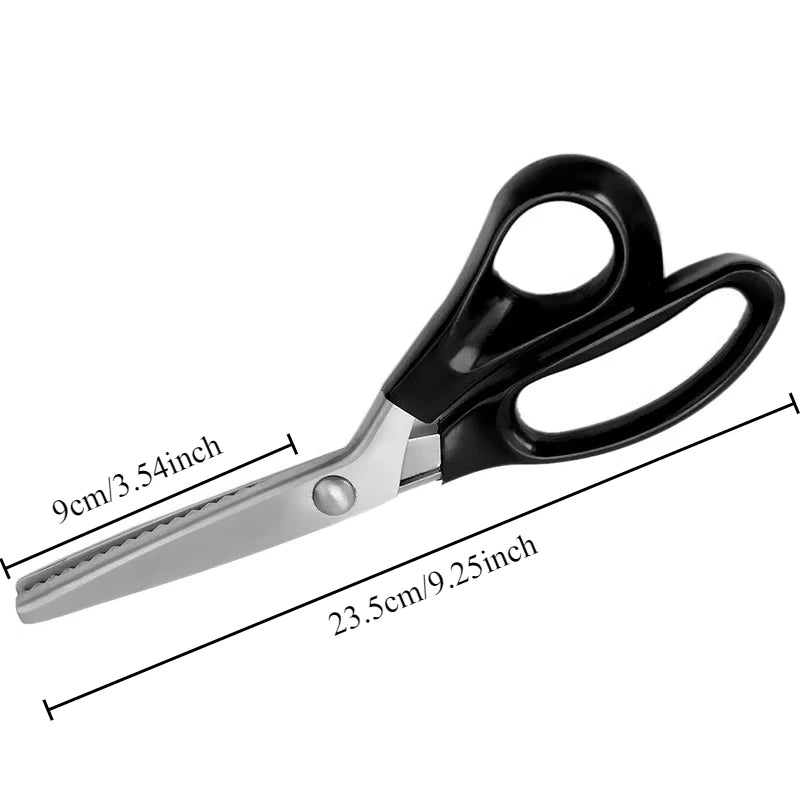 Ein Paar schwarze und silberne Edelstahl-Leder-Bastelschere mit Maßen.