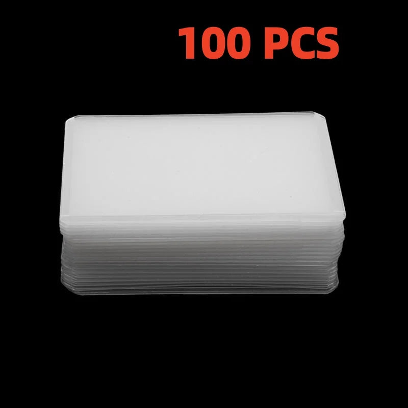 Una pila de 100 fundas de plástico transparente sobre un fondo negro.