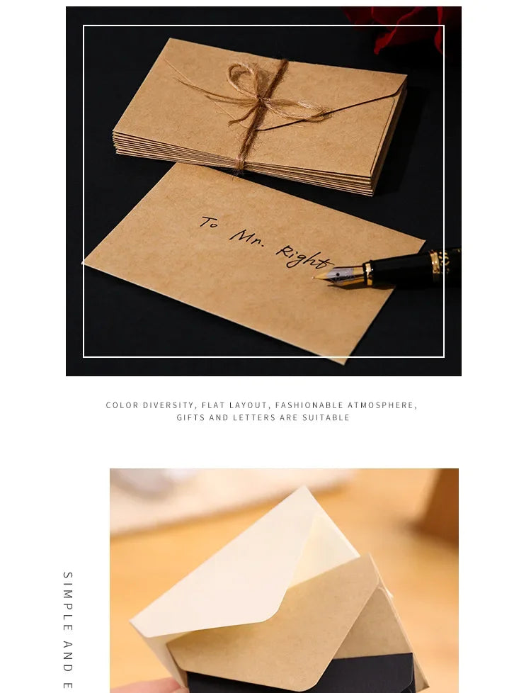 Una pila de sobres en blanco kraft para invitaciones de boda atados con cuerda, con un sobre que tiene texto escrito a mano.