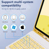 Gros plan sur un clavier et une souris Bluetooth détachables jaunes, avec des icônes d'appareils montrant la multi-système