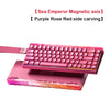 Un clavier mécanique rose avec gravure de rose violette et rouge sur le côté.