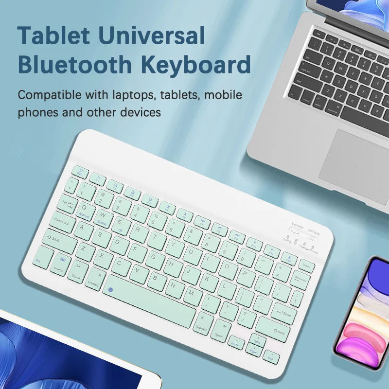 Eine weiße Tablet-Universal-Bluetooth-Tastatur neben einem Laptop und einem Smartphone