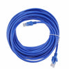 Cable Ethernet plano azul enrollado con conectores RJ45.
