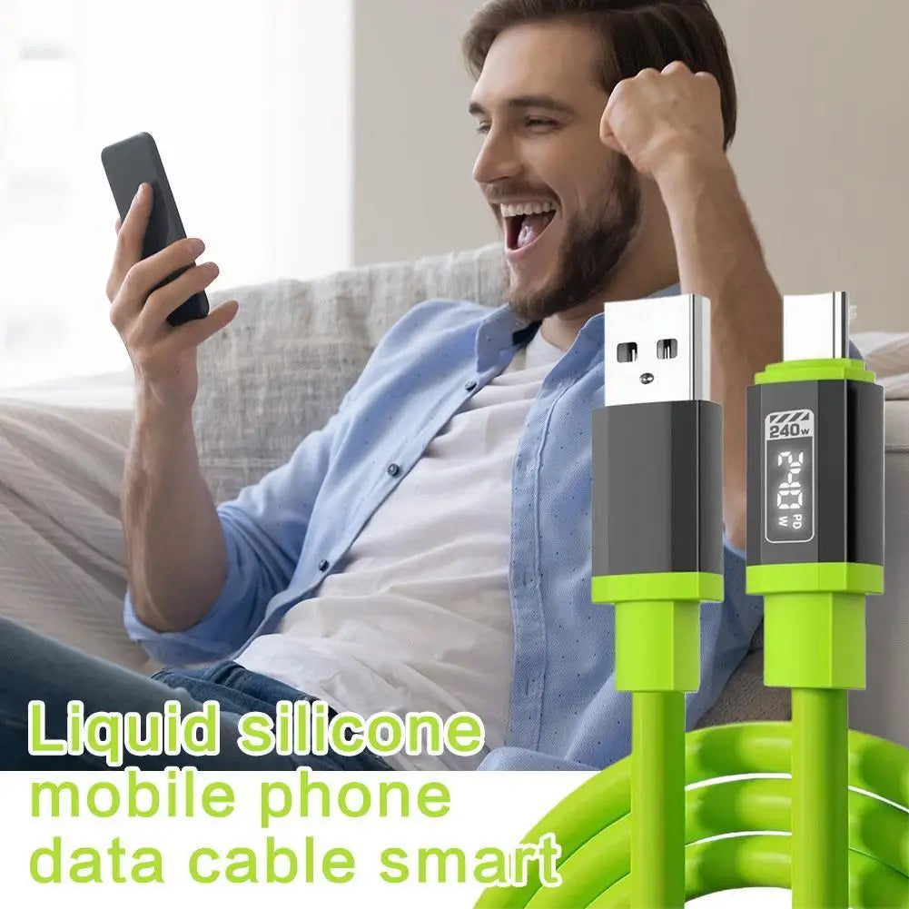 Ein Mann hält ein grünes Silikon-Mobiltelefon-Datenkabel und demonstriert dessen intelligente Funktionen.